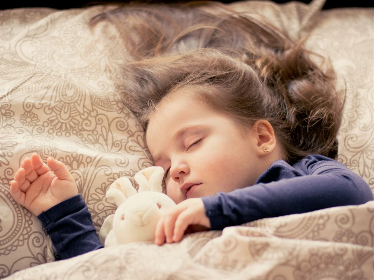 睡眠に最適な成分やサプリメントは？エビデンスをもとに効果や副作用を解説